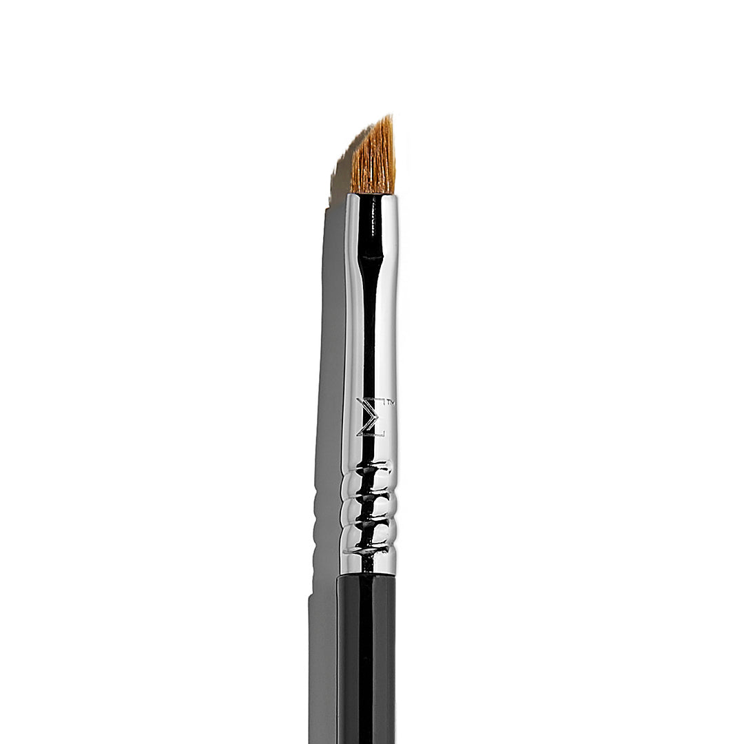 E06 Winged Liner™ Brush